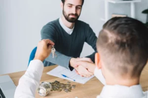 Homem vendendo um imóvel rápido por ter aplicado dicas de como fazer isso.