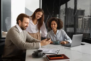 equipe de vendas motivada na imobiliária