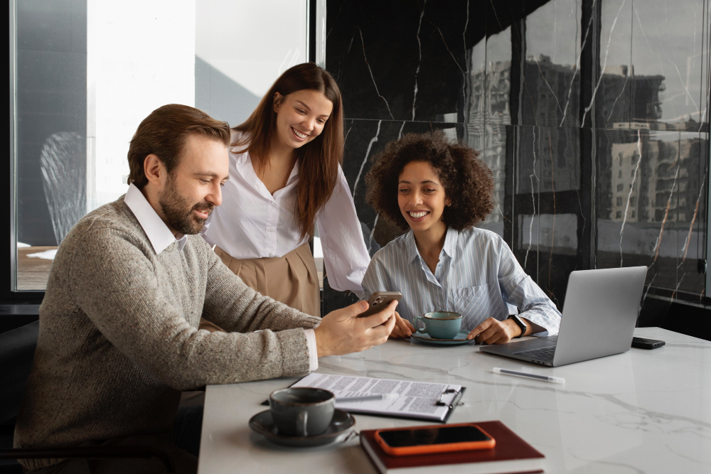 equipe de vendas motivada na imobiliária