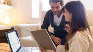 Dois clientes que utilizam muito as mídias digitais para o dia a dia procurando imóveis