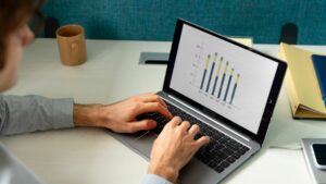 corretor de imoveis analisando os dados da imobiliaria