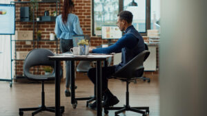 corretor de imoveis lendo sobre erros na captação imobiliária